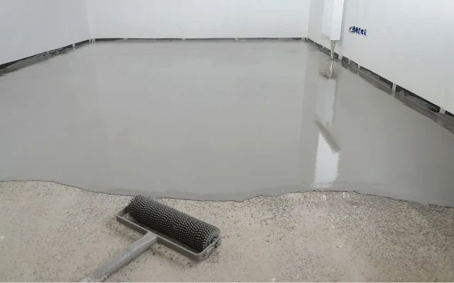 Nízká hladina podlahy s válcem pro rovnaní betonu