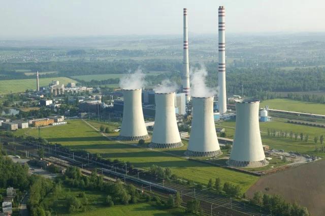 Černouhelná elektrárna s chladiči páry a komíny