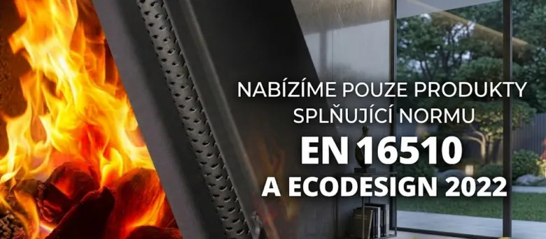 Moderní krb s hořícím dřevem a českým textem o normách.