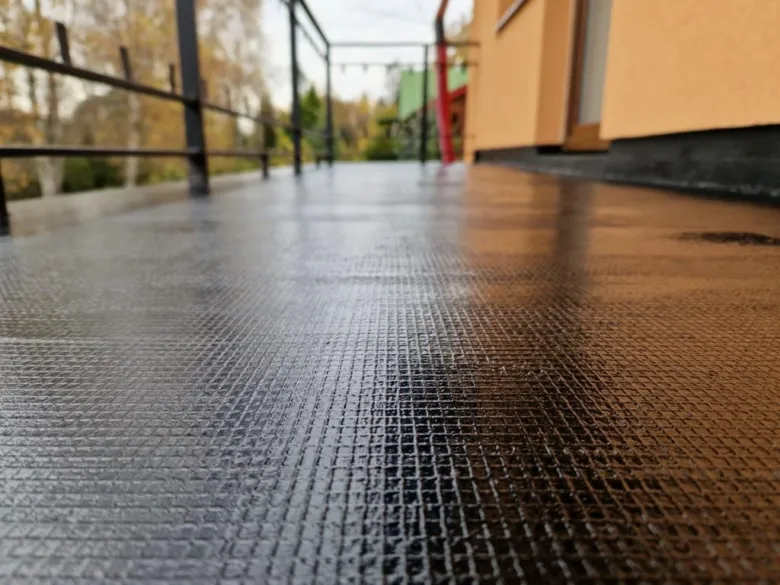 Tekutá hydroizolace na stavební konstrukci po aplikaci