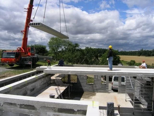 Výstavba stropu pomocí nosných betonových prvků s výhybnou.