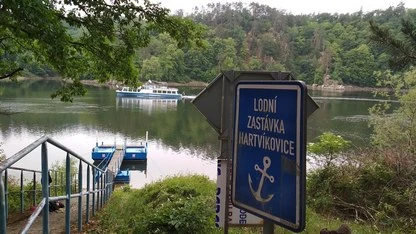 Modlářská zastávka pro lodě v Hartvívici s přístavem.