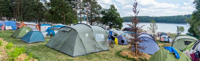 Kempování s stany u vody na Vranovské přehradě.