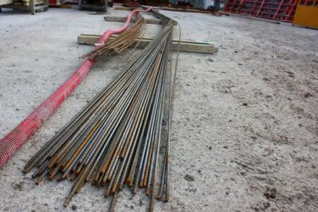 Svazek ocelové výztuže pro beton uložený na staveništi.
