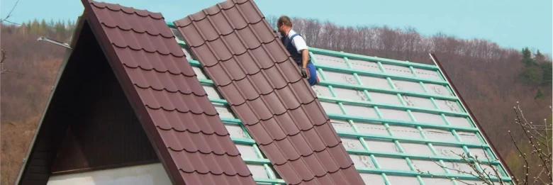 Montáž střechy s oplechováním na sklonu pro pergolu.
