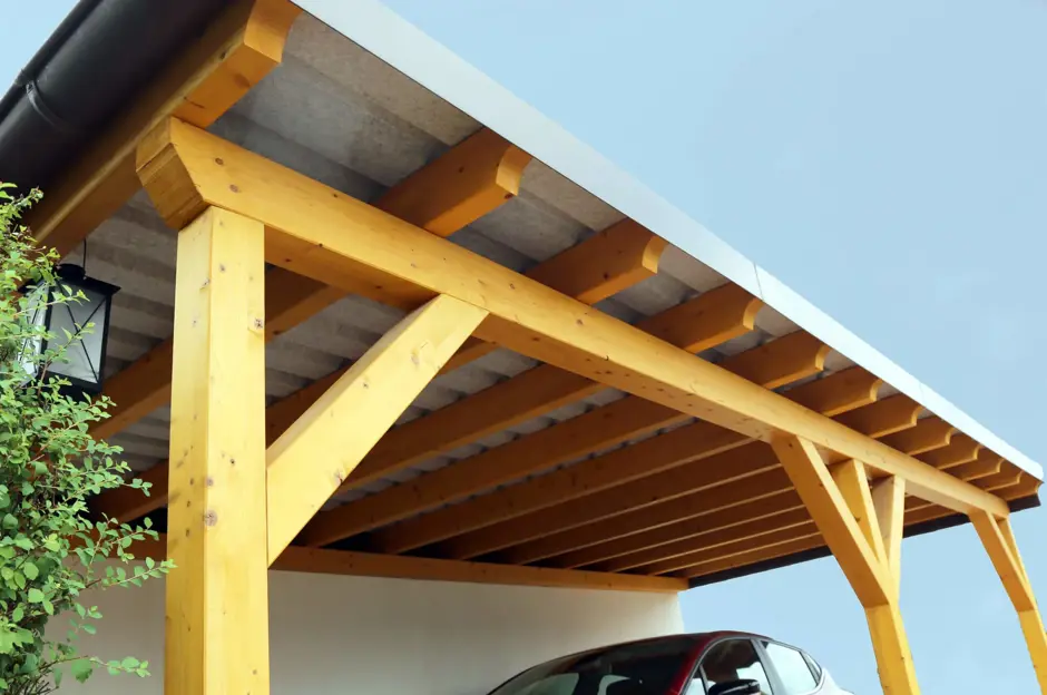 Dřevěný přístřešek pro auto s kovovou střechou