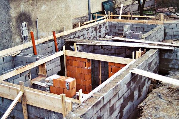 Základy budovy z bloků s dřevěným opatřením.