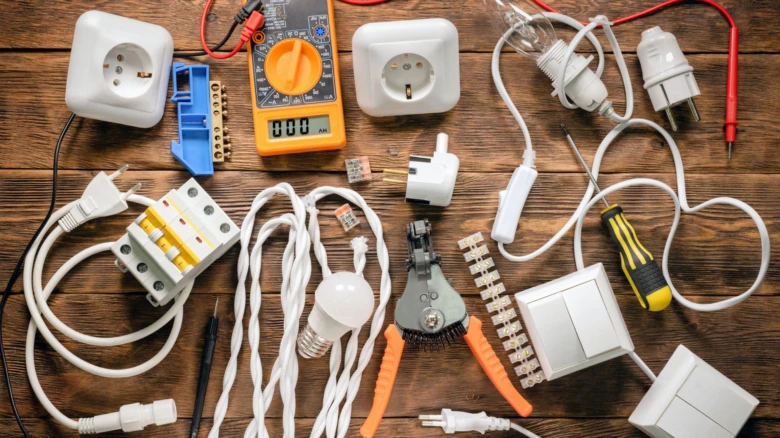 Různé typy vypínačů, zásuvek a nástrojů pro elektroinstalaci.