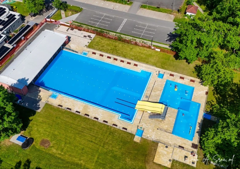 Vzdušný pohled na venkovní bazénový komplex s plaveckou dráhou.