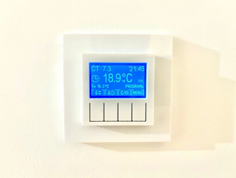 Digitální termostat pro řízení podlahového vytápění.