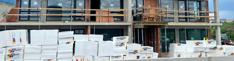 Skládané desky z expandovaného polystyrénu připravené pro kotvení na fasádě.
