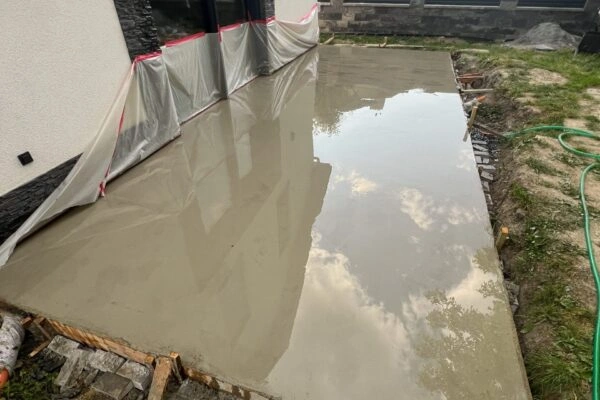 Mokrý leštěný beton v procesu stavební úpravy.