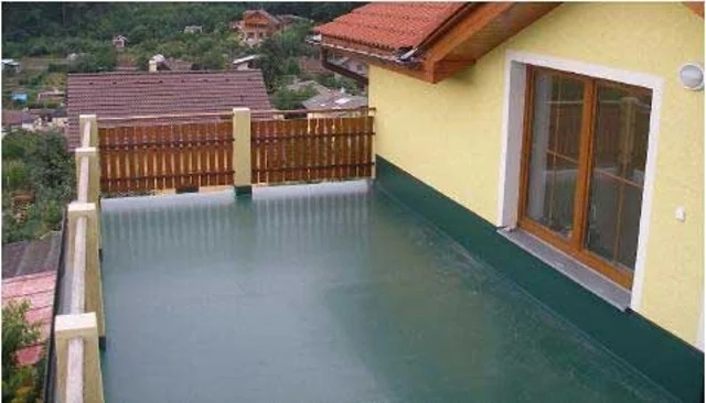 Zateplený balkon s novou hydroizolací a dřevěným zábradlím.