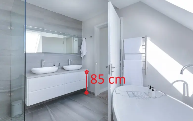 Moderní koupelna s umyvadlem nainstalovaným ve výšce 85 centimetrů od podlahy.