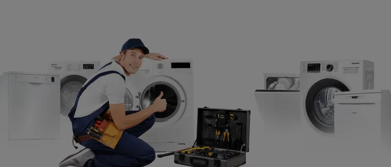 Technik opravuje pračku v Praze s nářadím.