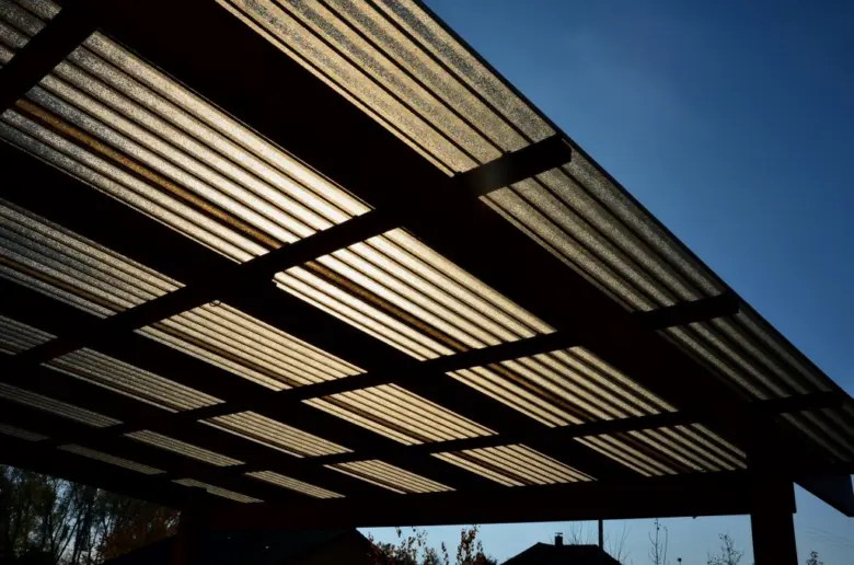 Moderní plastová střešní krytina s průsvitnými panely.