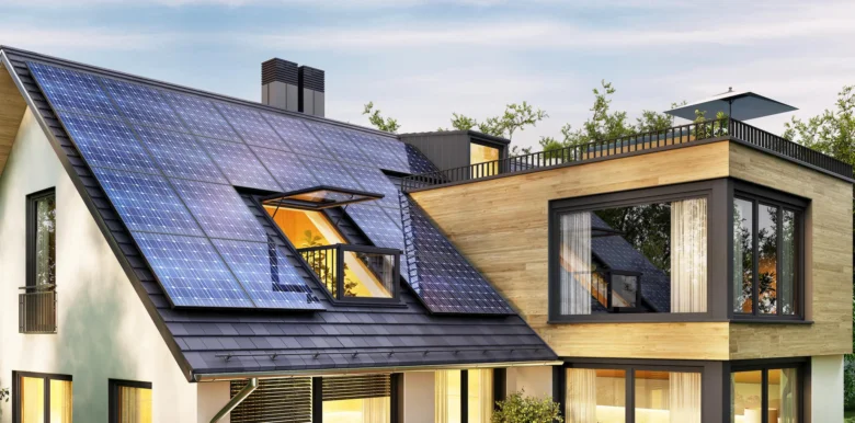 Moderní dům s fotovoltaickými panely na střechě