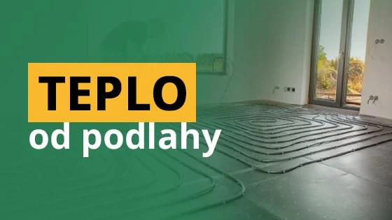 Instalace podlahového vytápění s hadicemi na zelené základně.