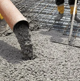 Svěží beton se nalévá na ocelovou výztuž.