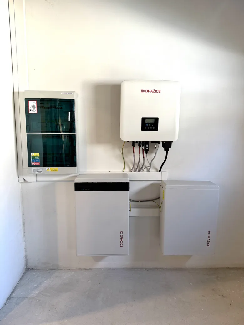 Instalace solárního invertoru s bateriemi na zdi.