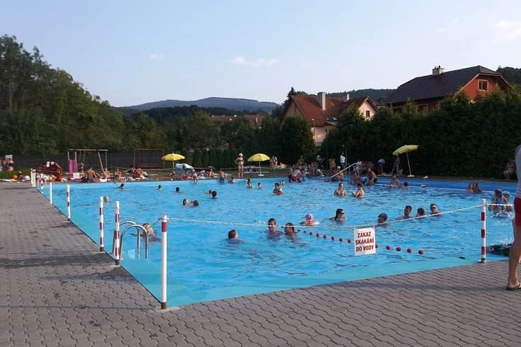 Venkovní bazén v Bojkovicích s plavci pod sluncem
