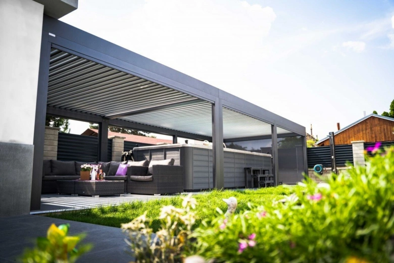 Moderní pergola s venkovním sedacím prostorem u domu.