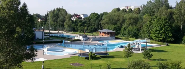 Venkovní bazénová komplex v Havlíčkově Brodě s více plaveckými baseny.