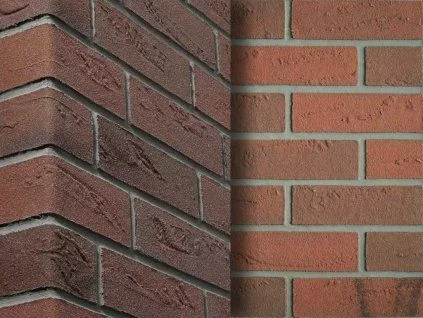 Detail červené cihlové fasády s viditelnými spárkami.