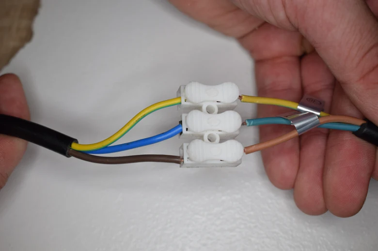 Rozdělení vodičů pro zapojení světla s třemi barvami drátů.