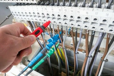 Ruční měření elektrického panelu s kontrolními sondami