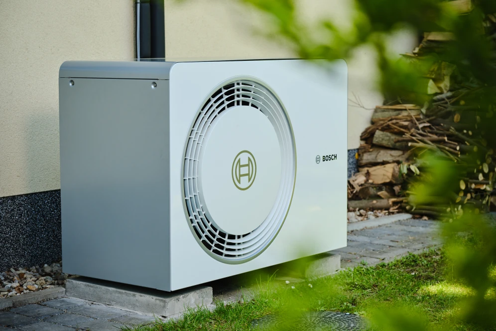 Bosch tepelné čerpadlo venku u domu s chladivem R290