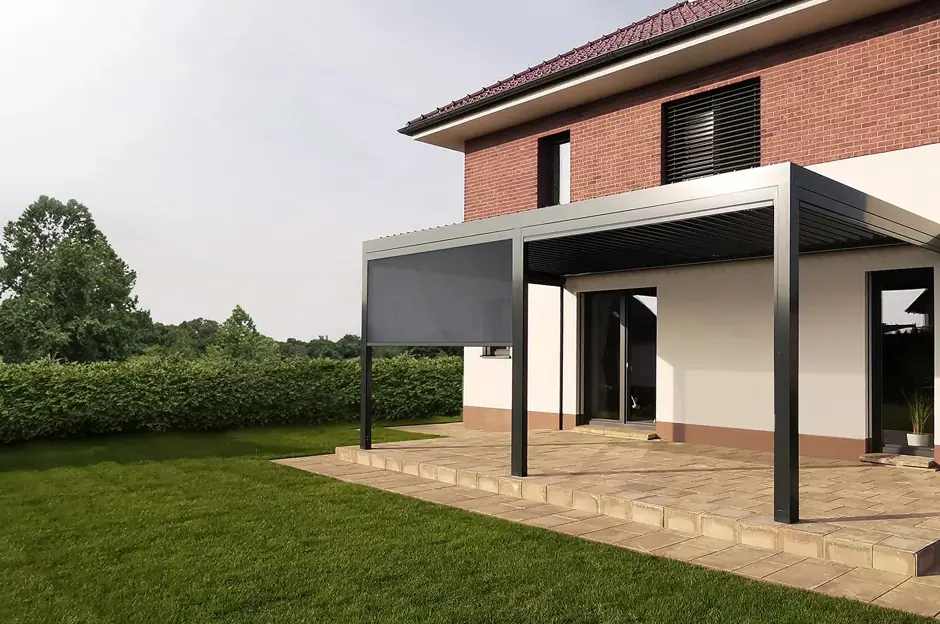 Bioklimatická pergola před domem s terasou a zahradou.