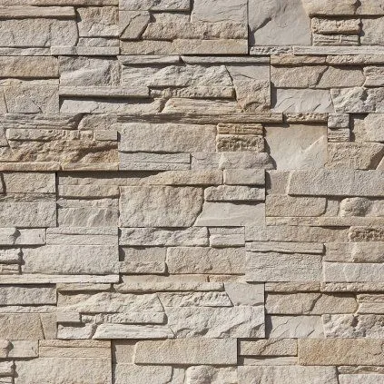 Detailní pohled na fasádu obloženou přírodním kamenným kachlem.