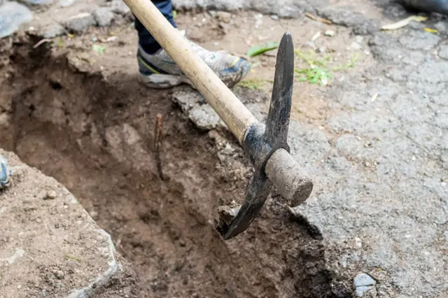Krumpáč se používá k vykopání díry v zemi.