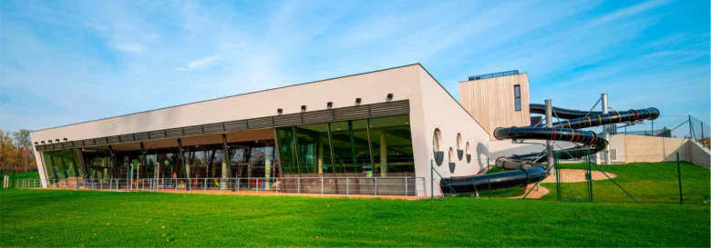 Moderní vodní park s tobogány ve Vrchlabí.