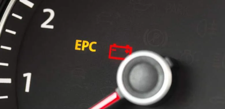 Zapnutá kontrolka EPC na přístrojové desce automobilu