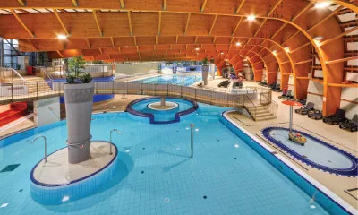 Vnitřní akvapark s bazény pro děti i relaxaci.