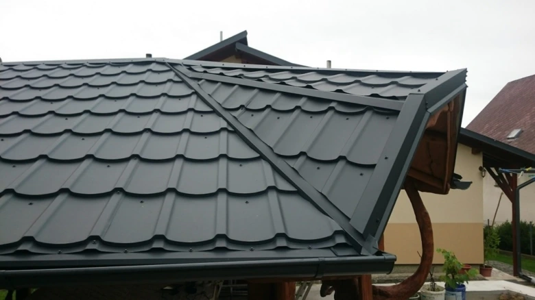 Detail plechové střechy s falcovými krytinami a hřebenovou lištou.