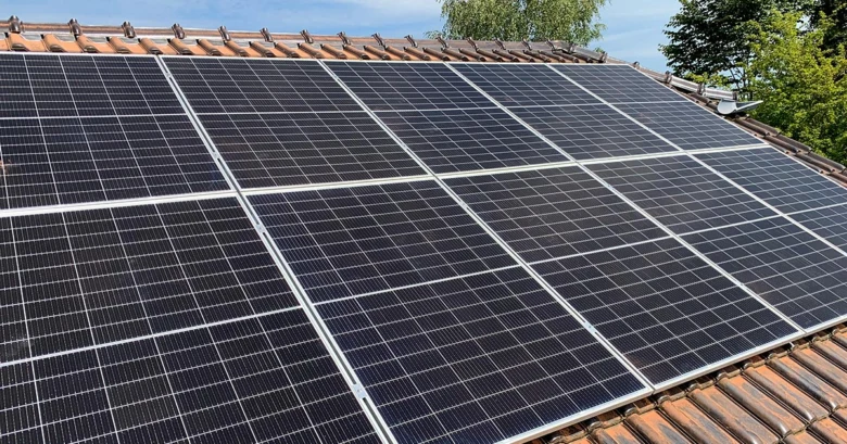 Solární panely nainstalované na střechu rodinného domu.