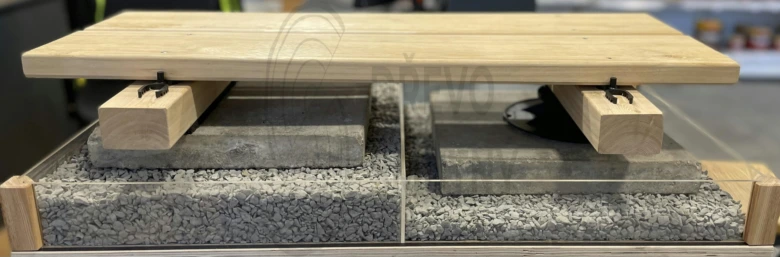 Model ukazuje konstrukci terasy s dřevěnou deskou na betonu.