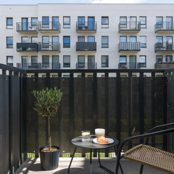 Modernizovaný balkon s rostlinou a nábytkem pro inspiraci.