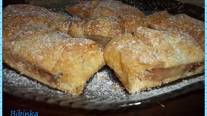 Upečené kousky štrúdlu posypané moučkovým cukrem.