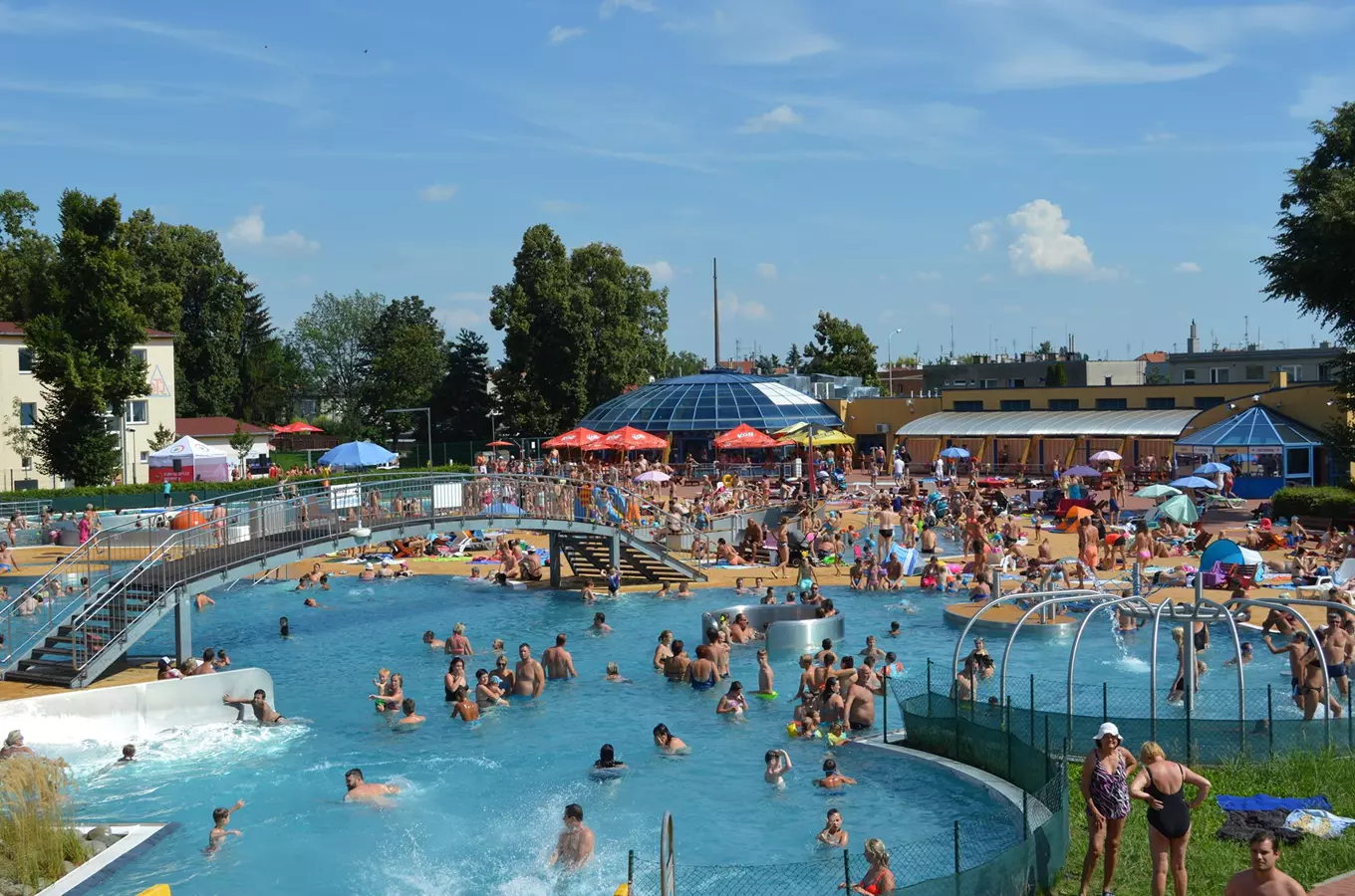 Lidnaté venkovní koupaliště s bazény a skluzavkami v Prosejově.
