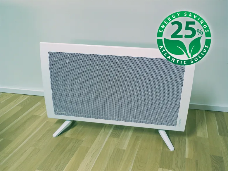 Bílý elektrický přímotop s logem úspory energie značky Atlantic Solius.