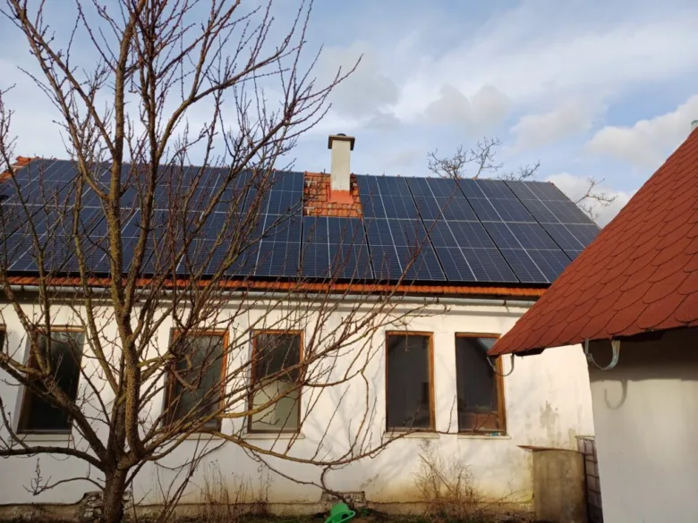 Fotovoltaické panely na střeše domu v Brně.