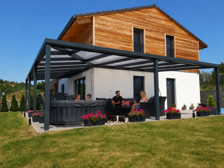 Moderní hliníková pergola s vanou a sedacími místy na zahradě.