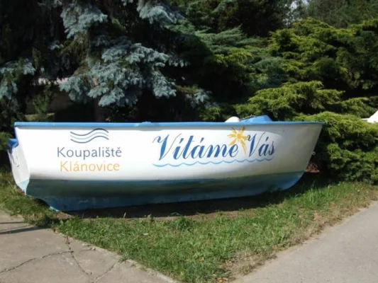 Loď s nápisem Koupaliště Klánovic vítající návštěvníky.