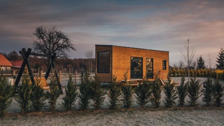 Hotový dřevěný domek postavený vlastními rukama na venkovském pozemku.