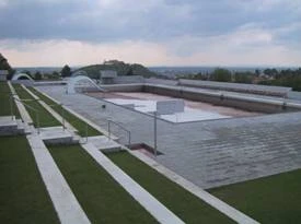 Fotografie bazénu na Kraví hoře s venkovními termálními lázněmi.
