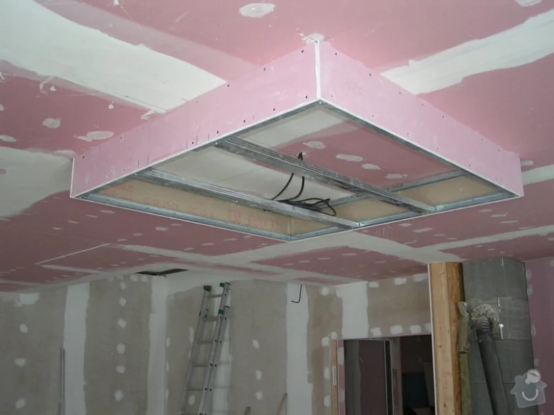 Instalace sádrokartonového stropu v průběhu stavby.